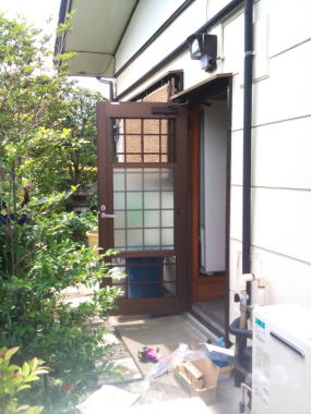 ガラス面も大きく明るいドアに
