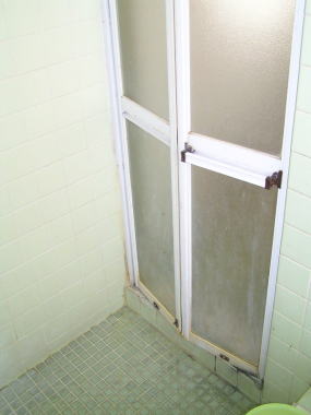 取替前の浴室ドア