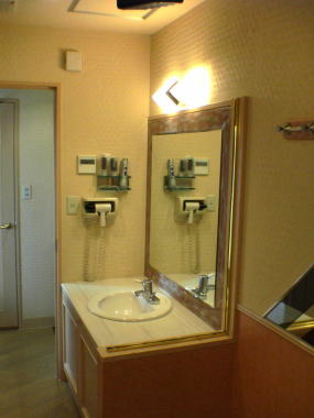 洗面所の鏡施工